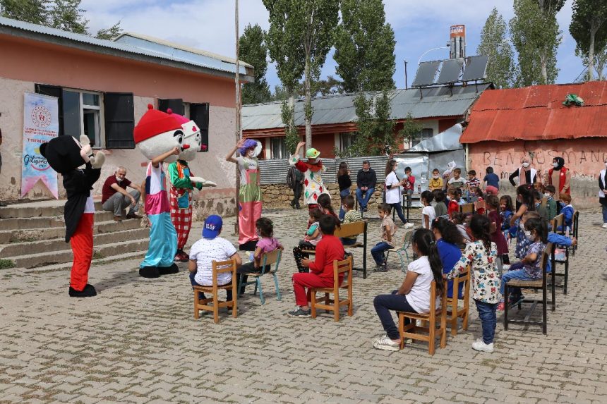 Gençlik Sahne Durmuyor